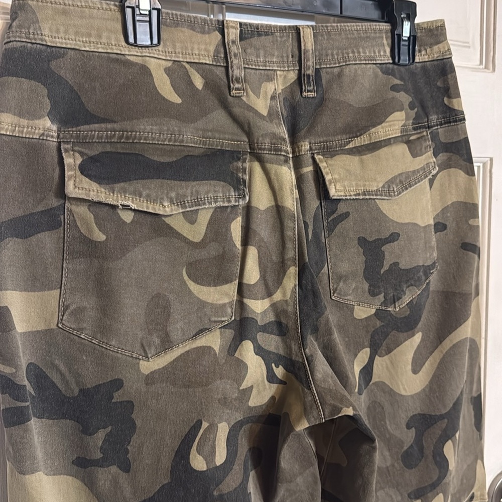 NWOT KUT from the Kloth Women's Ashton High rise Wide Leg Barrel, Camo in Olive - Picture 11 of 16